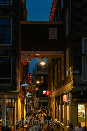 Niederlande, Amsterdam - ueberfuellte Gasse in der Alstadt (Centrum)
