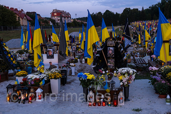 Ukraine, Lwiw - Das Marsfeld, Ehrenfriedhof der gefallenen Lwiwer Soldaten im Ukrainekrieg