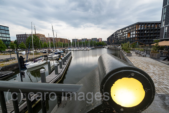 Niederlande, Amsterdam - Yachthafen in IJburg, im Zuge des Wohnungsbauprogramm VINEX neu entstandener Stadtteil im Osten der Stadt dem Meer abgetrotzt-vorne Teil einer Schleuse