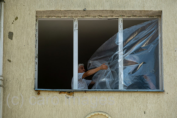Ukraine, Lwiw - Ukraine-Krieg: Provisorische Abdeckung eines kapputten Fensters nach russischen Raketen- und Drohnenangriff auf Wohnviertel im Zentrum (7 Tote, ca. 30 Verletzte)