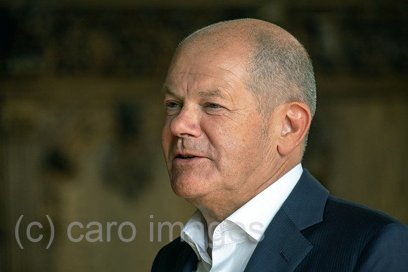 Deutschland, Bremen - Bundeskanzler Olaf Scholz spricht bei Einbuergerungsfeier in der in der Oberen Rathaushalle