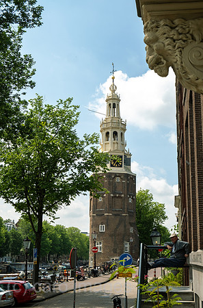 Niederlande, Amsterdam - Montelbaanstoren im Grachtenguertel, Wachturm aus dem 16. Jahrhundert, damals Teil der Stadtmauer, rechts ein Anwohner