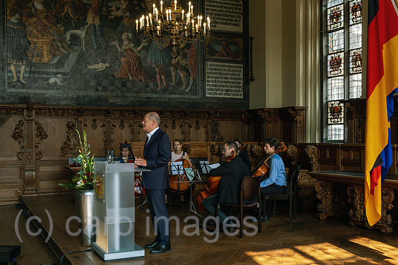 Deutschland, Bremen - Bundeskanzler Olaf Scholz spricht bei Einbuergerungsfeier in der in der Oberen Rathaushalle