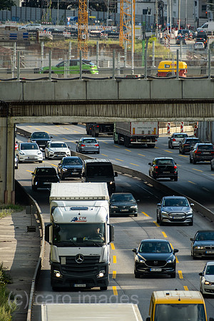 Deutschland, Hamburg - Dichter Verkehr auf der Autobahn A7 im Stadtgebiet wegen Baustelle
