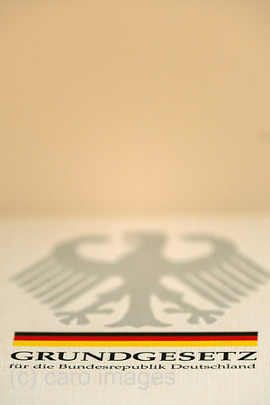 Deutschland, Bremen - Buchveroeffentlichung Grundgesetz fuer die Bundesrepublik Deutschland