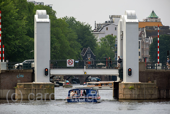 Niederlande, Amsterdam - Ausflugsboot unterquert Bruecke und Schleuse zwischen dem IJ und dem Grachtenguertel