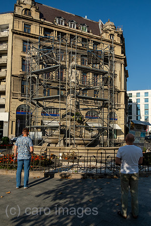 Ukraine, Lwiw - Brunnen mit Marienskulptur in der Altstadt mit Splitterschutz wegen des russischen Angriffskriegs