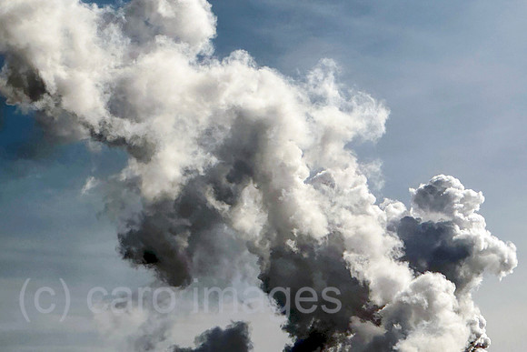 Schkopau, Deutschland, Rauchwolken am Himmel