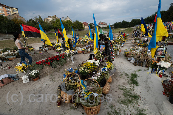 Ukraine, Lwiw - Witwe trauert am Grab ihres Manns auf dem Marsfeld, Ehrenfriedhof der gefallenen Lwiwer Soldaten im Ukrainekrieg