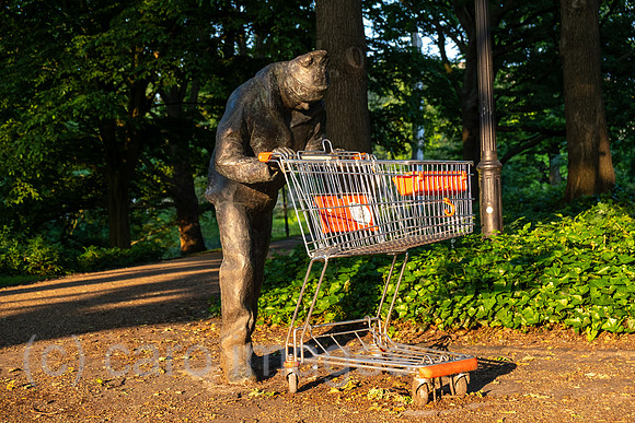 Deutschland, Bremen - Bronzeskulptur MANN MIT EINKAUFSWAGEN eines unbekannten Kuenstlers in den Wallanlagen (Innenstadt) stellt einen Obdachlosen dar