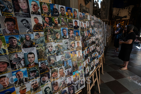 Ukraine, Lwiw - Fotos zum Gedenken an gefallene ukrainische Soldaten in der griechisch-katholischen Garnisonkirche in der Teatralna-Str.