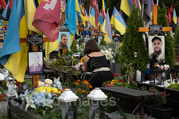 Ukraine, Lwiw - Angehoerige trauert an einem Grab auf dem Marsfeld, Ehrenfriedhof der gefallenen Lwiwer Soldaten im Ukrainekrieg