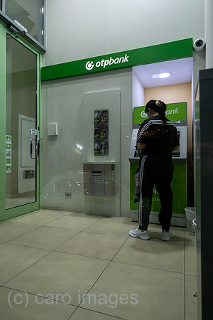 Albanien, Tirana - Kundin der otpbank am Geldautomaten, OTP Bank Rt. ist eine Bankengruppe in Zentral- und Osteuropa und die groesste ungarische Bank