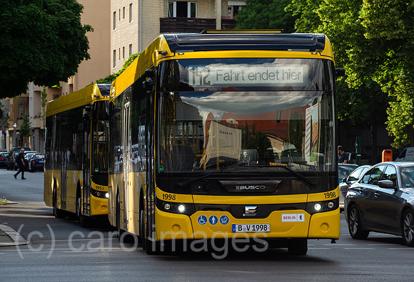 Berlin, Deutschland - BVG-Bus der Linie 142 an der Endhaltestelle