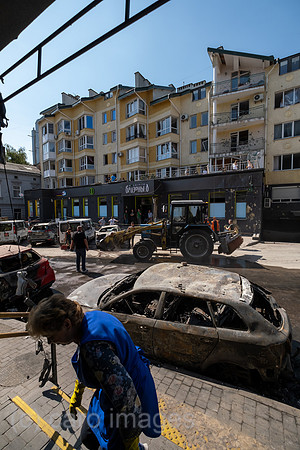 Ukraine, Lwiw - Ukraine-Krieg: Aufraeumarbeiten nach russischen Raketen- und Drohnenangriff auf Wohnviertel im Zentrum (7 Tote, ca. 30 Verletzte)