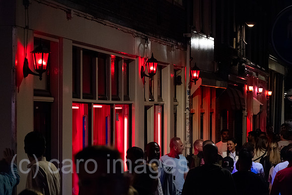 Niederlande, Amsterdam - Rotlichtviertel im Grachtenguertel (Centrum), Menschenmasse vor Fenstern von Prostituierten