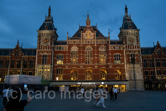 Niederlande, Amsterdam - Vorderfront der Centraal Station (Hauptbahnhof), vorne eine Rolltreppe in den Untergrund