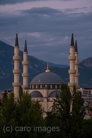 Albanien, Tirana - Grosse Moschee von Tirana (2022), auch Namazgah-Moschee, gilt als groesste Moschee des Balkans (5000 Plaetze) und ist ein Prestigeobjekt