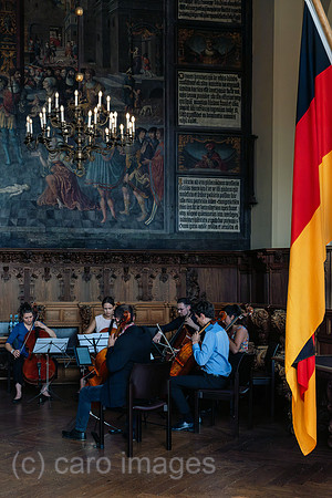 Deutschland, Bremen - Musikalische Begleitung bei einer Einbuergerungsfeier in der in der Oberen Rathaushalle