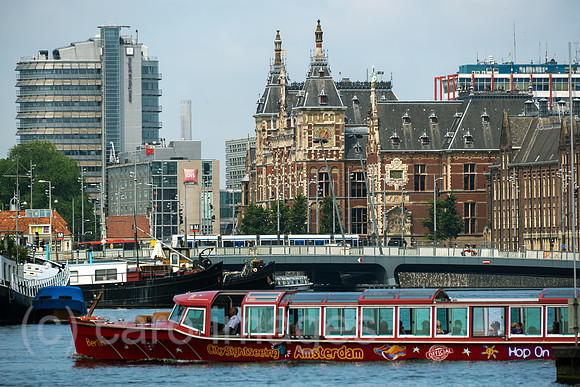 Niederlande, Amsterdam - Blick ueber den frueheren Meeresarm IJ auf die Centraal Station, vorne ein Ausflugsboot