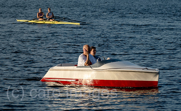 Deutschland, Hamburg - Telefonierender Mann mit Begleiterin in einem Motorboot auf der Aussenalster