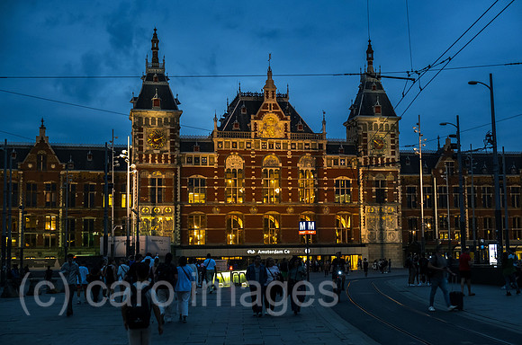 Niederlande, Amsterdam - Vorderfront der Centraal Station (Hauptbahnhof), vorne eine Rolltreppe in den Untergrund