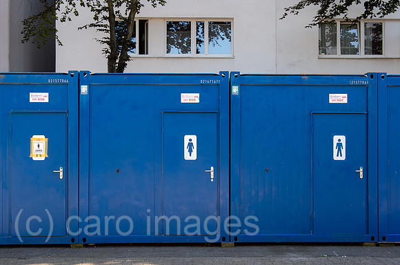 Berlin, Deutschland - Mobile Toiletten fuer Bewohner waehrend einer Sanierung