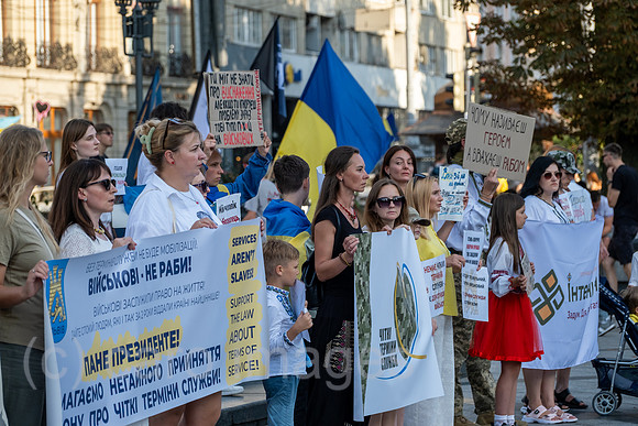 Ukraine, Lwiw - Soldatenfrauen und ihre Kinder demonstrieren am Unabhaengigkeitstag fuer die Heimkehr ihrer Maenner und Vaeter von der Front