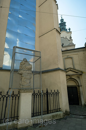 Ukraine, Lwiw - Splitterschutz fuer eine Skulptur vor einer Kirche (Lateinische Kathedrale Mariae Himmelfahrt) am Rynok (Marktplatz) wegen des russischen Angriffskriegs
