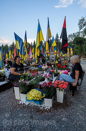 Ukraine, Lwiw - Mutter und Witwe am Grab eines Soldaten auf dem Marsfeld, Ehrenfriedhof der gefallenen Lwiwer Soldaten im Ukrainekrieg