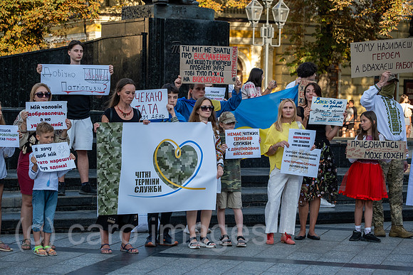 Ukraine, Lwiw - Soldatenfrauen und ihre Kinder demonstrieren am Unabhaengigkeitstag fuer die Heimkehr ihrer Maenner und Vaeter von der Front