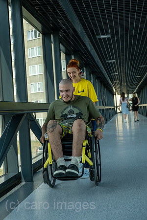 Ukraine, Lwiw - Reha-Zentrum UNBROKEN, spezialisiert auf Therapie von Kriegsverletzungen und Anpassungen von Prothesen, Veteran macht Uebung mit Therapeutin