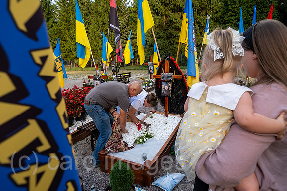 Ukraine, Lwiw - Witwe mit ihren Eltern und Tochter am Grab ihres Manns auf dem Marsfeld, Ehrenfriedhof der gefallenen Lwiwer Soldaten im Ukrainekrieg