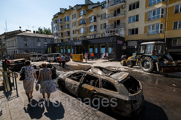 Ukraine, Lwiw - Ukraine-Krieg: Aufraeumarbeiten nach russischen Raketen- und Drohnenangriff auf Wohnviertel im Zentrum (7 Tote, ca. 30 Verletzte)
