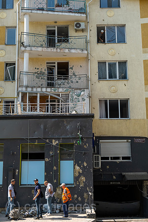 Ukraine, Lwiw - Ukraine-Krieg: Aufraeumarbeiten nach russischen Raketen- und Drohnenangriff auf Wohnviertel im Zentrum (7 Tote, ca. 30 Verletzte)