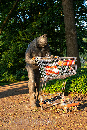 Deutschland, Bremen - Bronzeskulptur MANN MIT EINKAUFSWAGEN eines unbekannten Kuenstlers in den Wallanlagen (Innenstadt) stellt einen Obdachlosen dar
