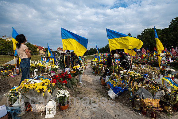 Ukraine, Lwiw - Witwe trauert am Grab ihres Manns auf dem Marsfeld, Ehrenfriedhof der gefallenen Lwiwer Soldaten im Ukrainekrieg