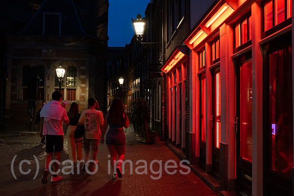 Niederlande, Amsterdam - Rotlichtviertel im Grachtenguertel (Centrum), rechts die Fenster von Prostituierten
