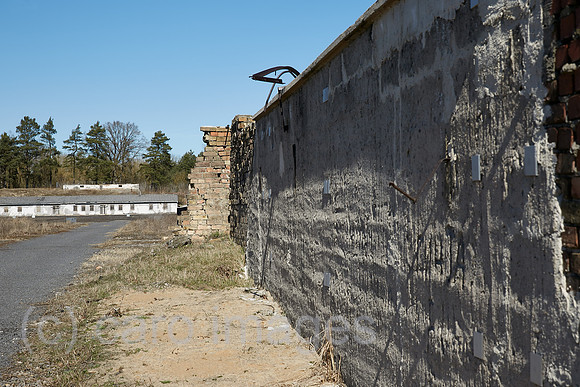 Fuerstenberg / Havel, Brandenburg, Deutschland - Mauerreste auf dem Gelaende der Mahn- und Gedenkstaette Ravensbrueck.