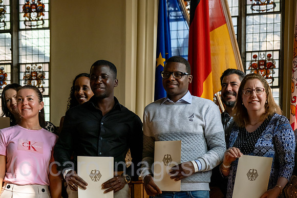 Deutschland, Bremen - Einbuergerungsfeier in der in der Oberen Rathaushalle, im Bild Neubuerger mit der Einbuergerungsurkunde