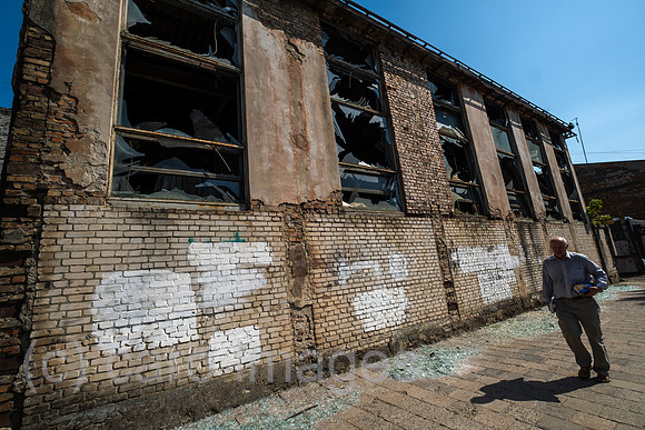 Ukraine, Lwiw - Ukraine-Krieg: Blick auf Gewerbe-Gebaeude mit zerborstenen Scheiben nach russischen Raketen- und Drohnenangriff auf Wohnviertel im Zentrum (7 Tote, ca. 30 Verletzte)