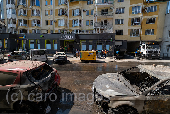 Ukraine, Lwiw - Ukraine-Krieg: Aufraeumarbeiten nach russischen Raketen- und Drohnenangriff auf Wohnviertel im Zentrum (7 Tote, ca. 30 Verletzte)