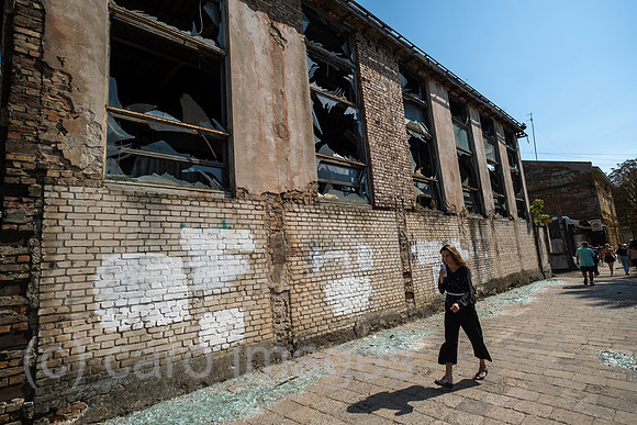 Ukraine, Lwiw - Ukraine-Krieg: Blick auf Gewerbe-Gebaeude mit zerborstenen Scheiben nach russischen Raketen- und Drohnenangriff auf Wohnviertel im Zentrum (7 Tote, ca. 30 Verletzte)