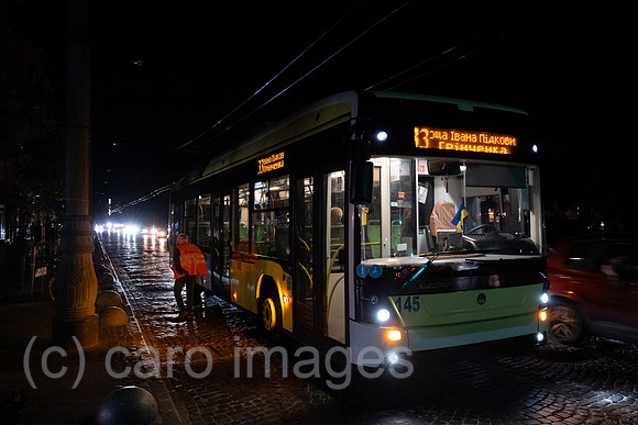 Ukraine, Lwiw - Wegen kriegsbedingter Stromabschaltung ist Trolleybus am Prospekt Svobody im Stadtzentrum liegen geblieben