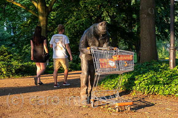 Deutschland, Bremen - Bronzeskulptur MANN MIT EINKAUFSWAGEN eines unbekannten Kuenstlers in den Wallanlagen (Innenstadt) stellt einen Obdachlosen dar