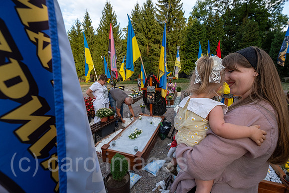 Ukraine, Lwiw - Witwe mit ihren Eltern und Tochter am Grab ihres Manns auf dem Marsfeld, Ehrenfriedhof der gefallenen Lwiwer Soldaten im Ukrainekrieg