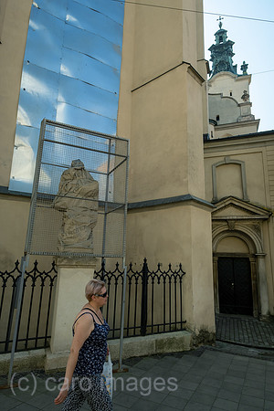 Ukraine, Lwiw - Splitterschutz fuer eine Skulptur vor einer Kirche (Lateinische Kathedrale Mariae Himmelfahrt) am Rynok (Marktplatz) wegen des russischen Angriffskriegs