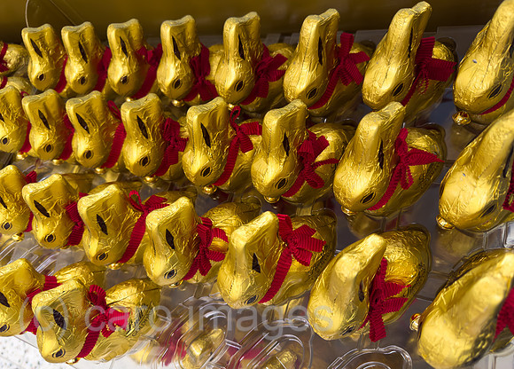 Deutschland, Tostedt - Schokoladen-Osterhasen, Goldhasen der Marke Lindt in einem Supermarkt
