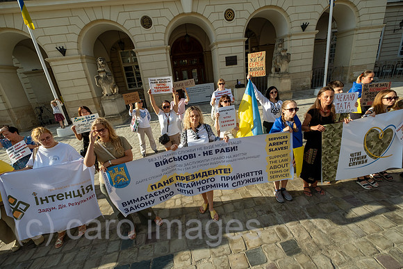 Ukraine, Lwiw - Soldatenfrauen und ihre Kinder demonstrieren am Unabhaengigkeitstag vor dem Rathaus fuer die Heimkehr ihrer Maenner und Vaeter von der Front