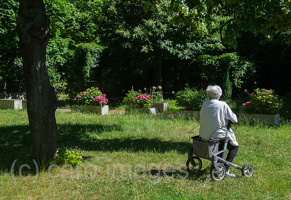 Berlin, Deutschland - Seniorin mit Rollator im Park